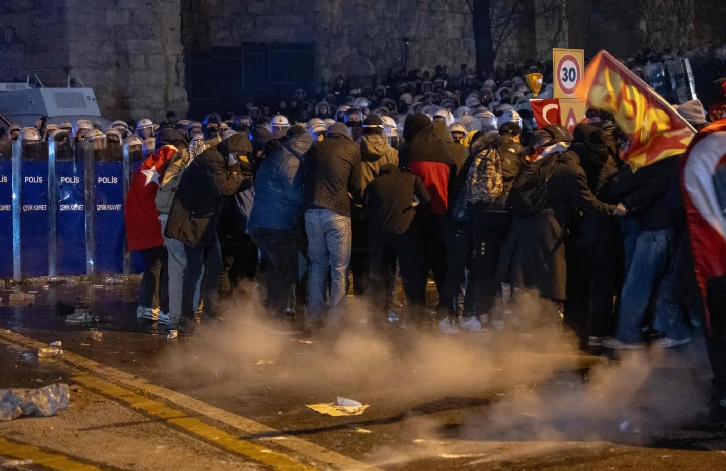 اعتقال المئات في تركيا.. واستجواب جديد لـ" إم